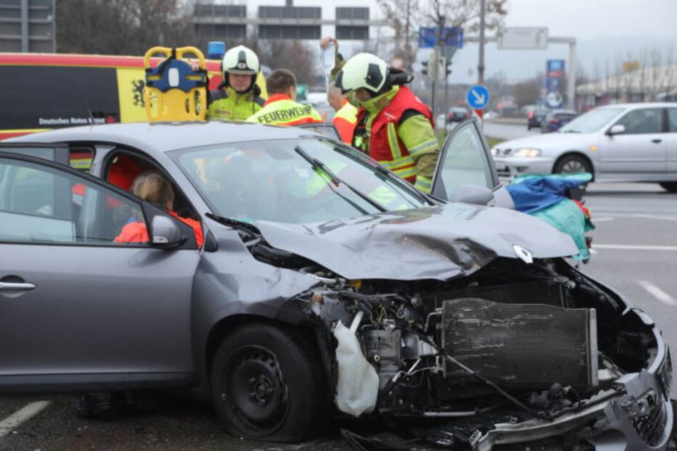 Die Rettungskräfte kümmerten sich um die beiden Verletzten im Renault.