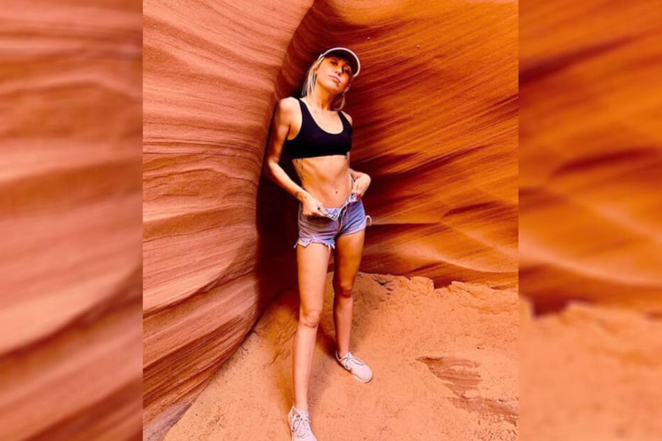 Die Sängerin Miley Cyrus präsentierte sich halb nackt im Grand Canyon.