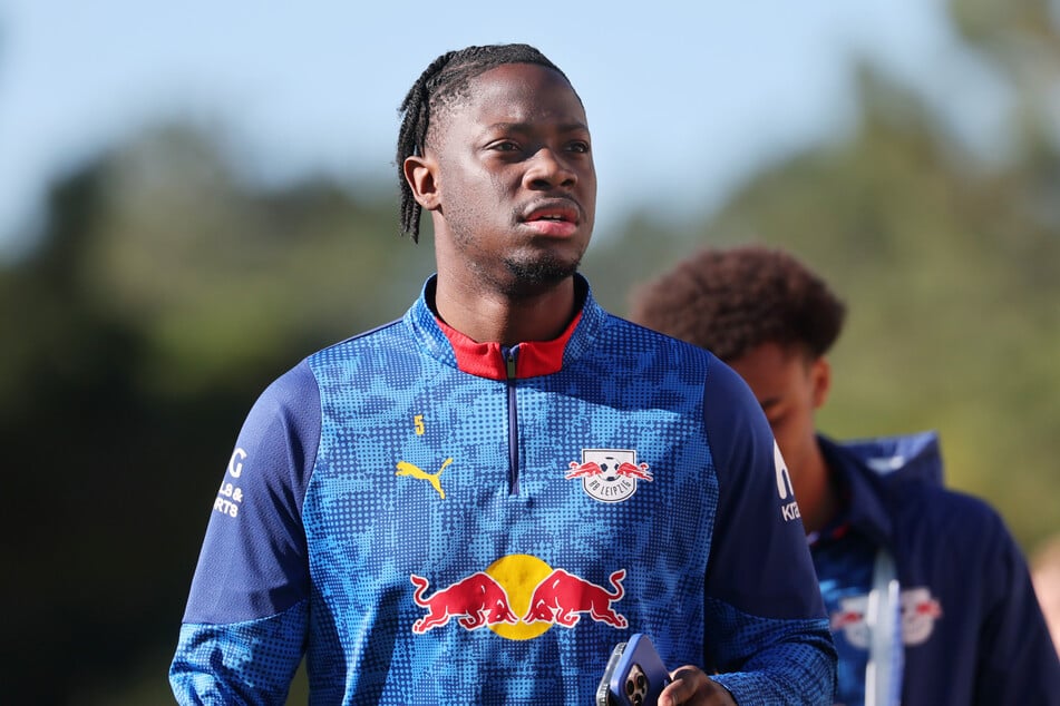 El Chadaille Bitshiabu (21) verlässt RB Leipzig. Der U20-Spieler Frankreichs hat sich für einen Wechsel nach Istanbul entschieden.