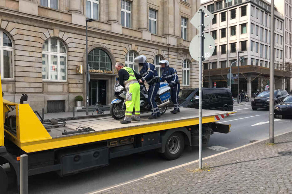 Die beiden Beamten schoben das Polizei-Gefährt auf den Abschlepp-Wagen.