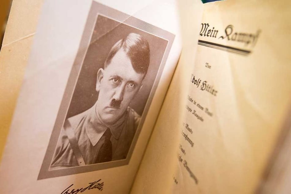 Ein Behördenmitarbeiter las auf Arbeit "Mein Kampf" und bekam die sofortige Kündigung.