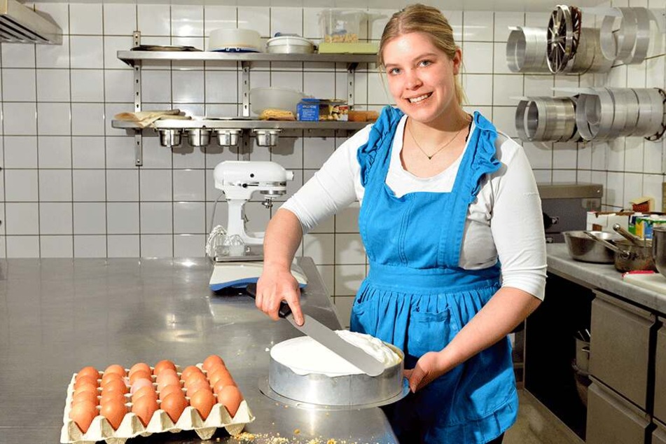 In der Keller-Konditorei: Hanna Grogorick (22) streicht eine Zitronencreme auf den frischen Tortenboden.