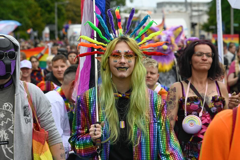 Die Teilnehmer des CSD zogen bei einem Demonstrationszug durch die Innenstadt Magdeburgs.