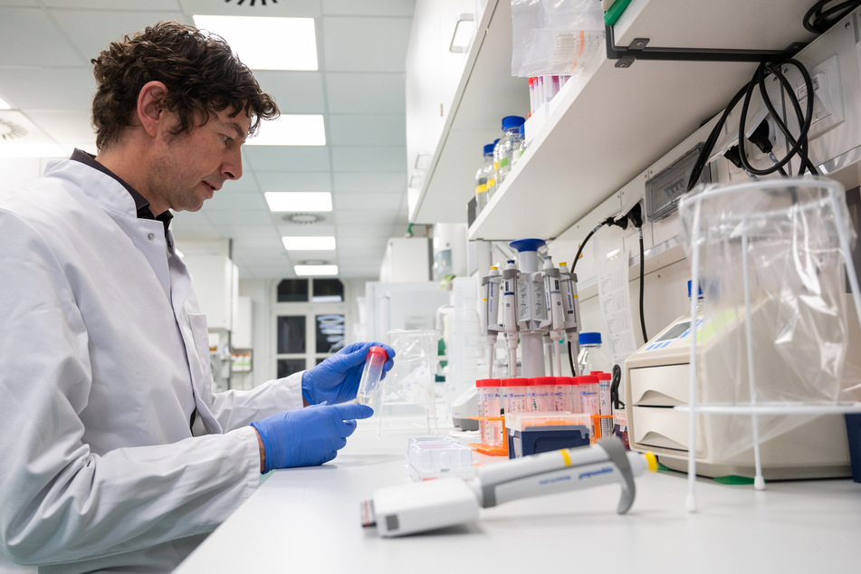 Christian Drosten, Direktor des Instituts für Virologie an der Charité in Berlin, schaut sich im Institut für Virologie an der Charité Berlin Mitte, in dem Untersuchungen zum Coronavirus laufen, Proben an.