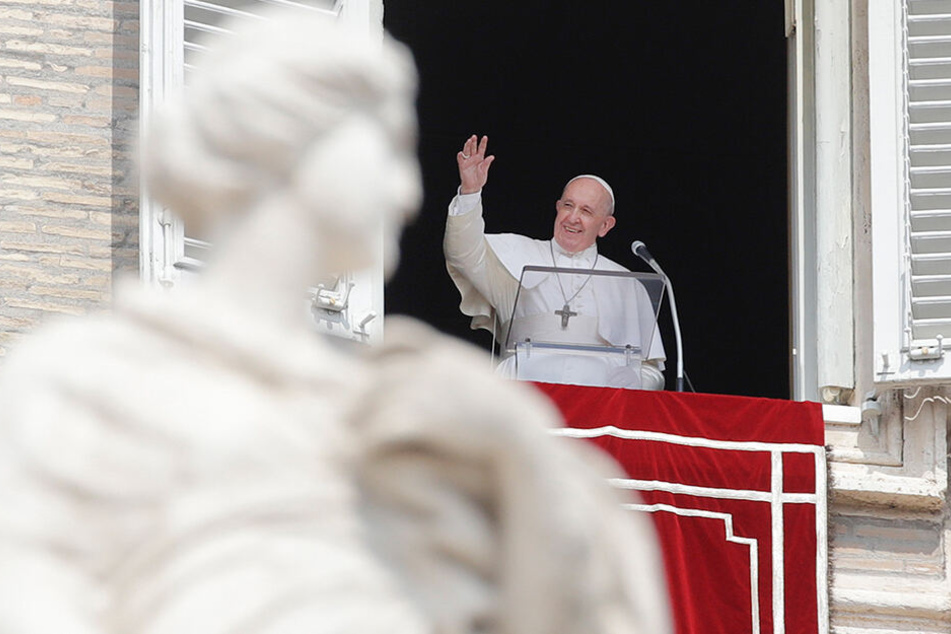 Papst Franziskus (82), der fast eine halbe Stunde in einem Aufzug stecken geblieben war, fordert die Regierungen auf, den politischen Willen zu zeigen, drastische Schritte im Umgang mit dem Klimawandel zu unternehmen.