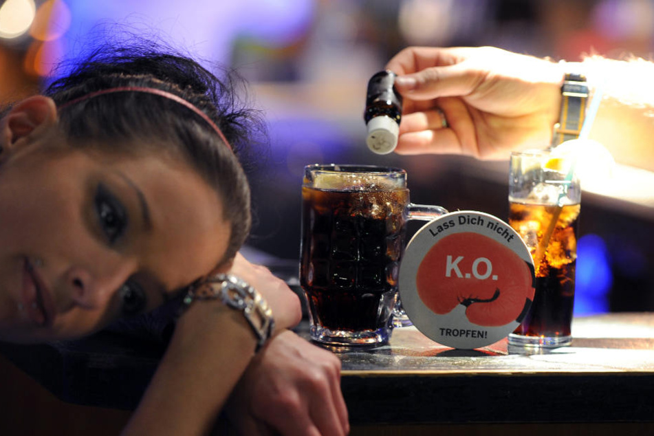 K.O.-Tropfen sind geschmacks- und geruchsneutral, deshalb bemerkt man sie nicht in Glas.