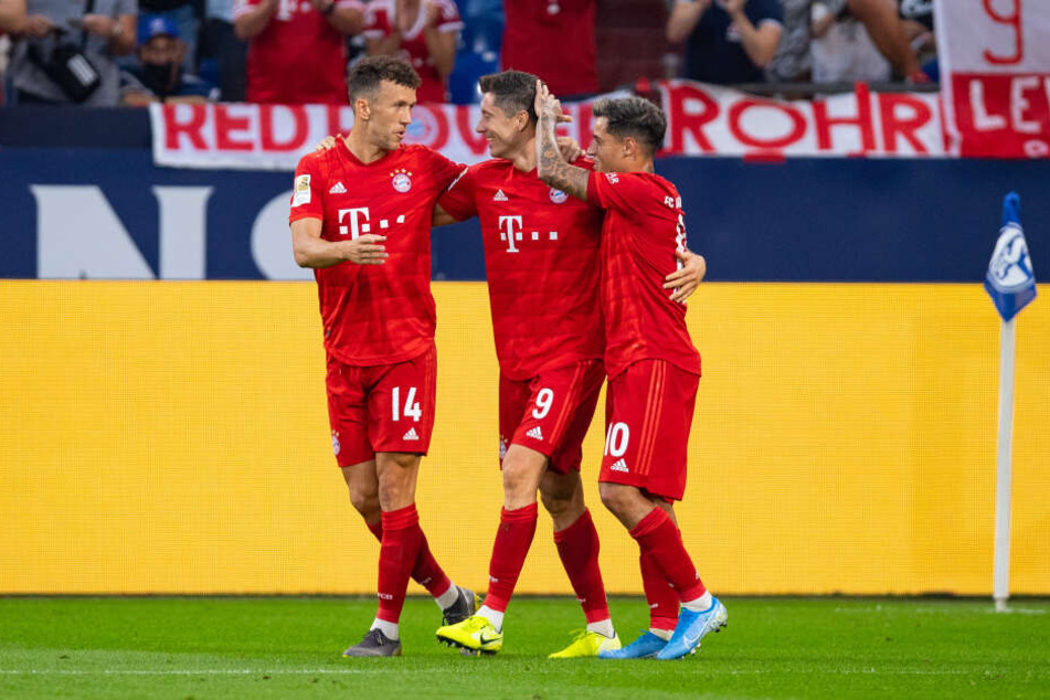 Bayerns Philippe Coutinho (r-l) Torschütze Robert Lewandowski und Bayerns Ivan Perisic bejubeln das Tor zum 0:3.