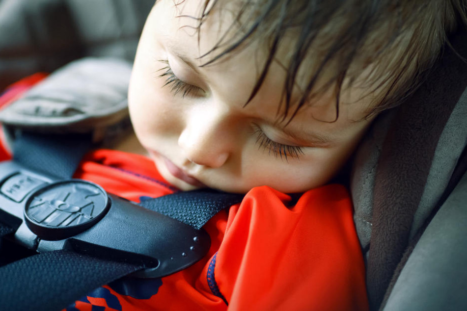 Weil ihr zweijähriger Sohn schlief, ließ eine Mutter beide Kinder im Auto zurück. (Symbolbild)