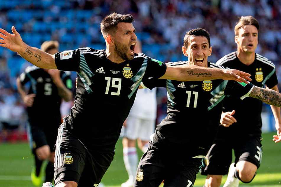 Sergio Agüero (l) aus Argentinien bejubelt sein Tor zum 1:0 mit Angel di Maria (2.v.r.).