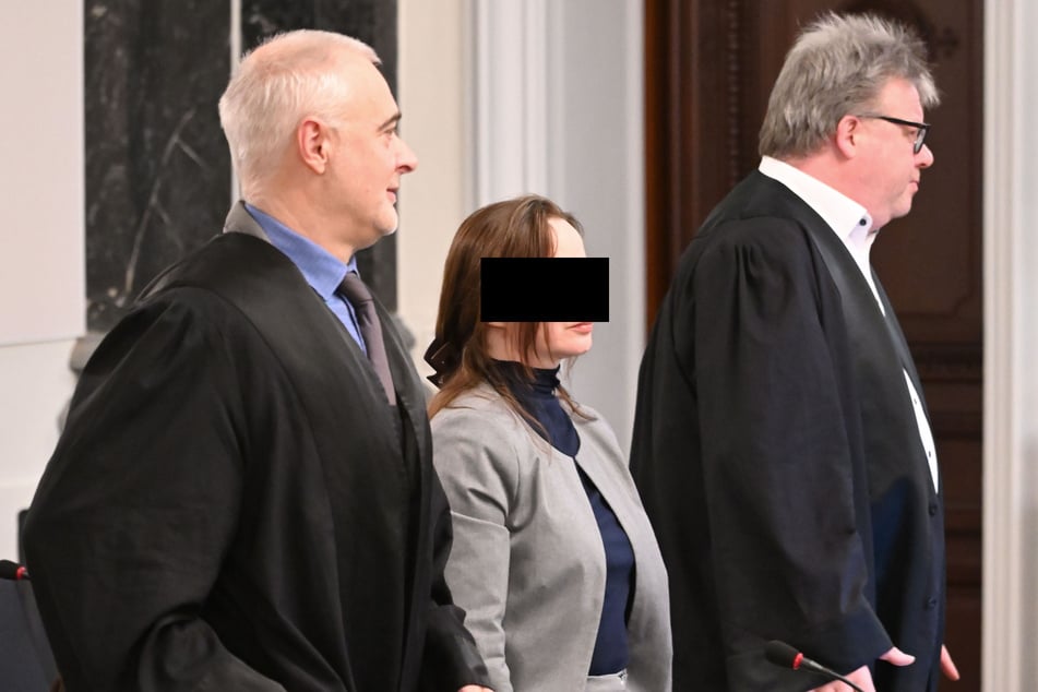 Die angeklagte Tochter Christina S. (49) zwischen ihren beiden Verteidigern Thomas Strobel (l.) und Stefan Katzorke (r.).