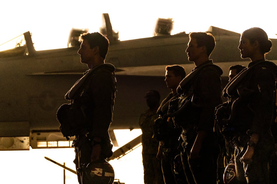 Für den Streifen "Top Gun: Maverick" (2022) trainierte Coleman Schauspieler wie Tom Cruise (62, l.-r.) Miles Teller (37) oder Monica Barbaro (34).