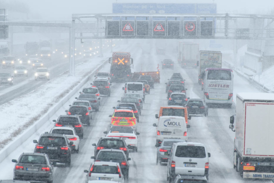 Auf der Autobahn 9 staut sich der Verkehr im Schneetreiben hinter einem Räumfahrzeug.