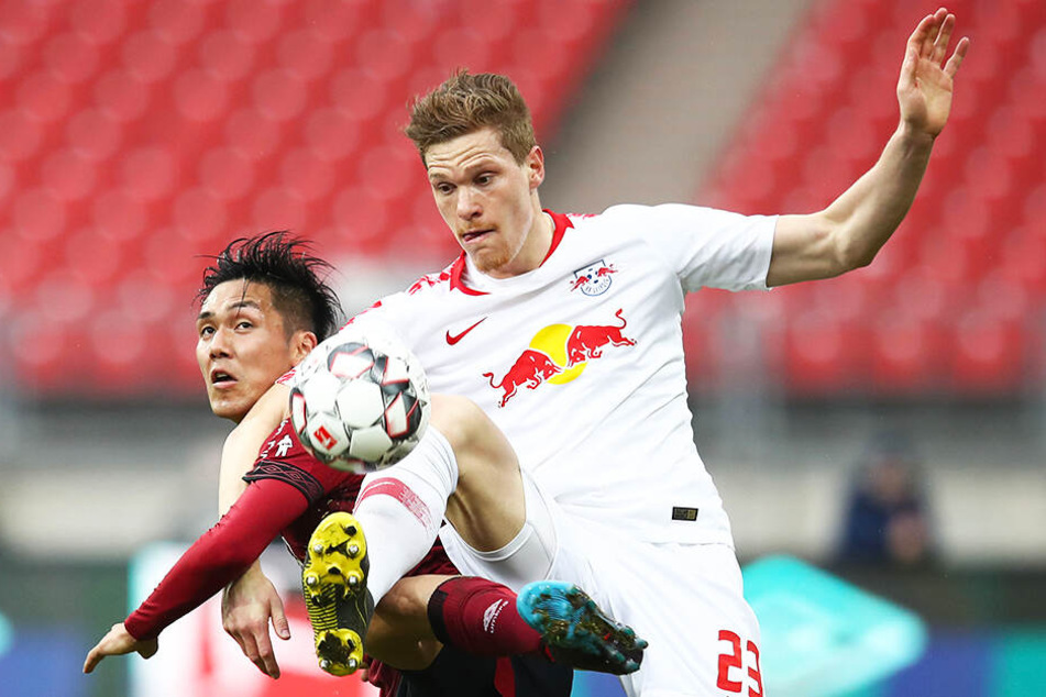 RB obenauf: Marcel Halstenberg gewinnt einen Zweikampf gegen Nürnbergs Yuya Kubo.