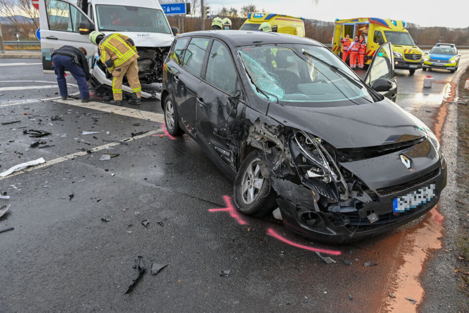 Auto und Transporter krachen heftig zusammen: Vier Verletzte, darunter ein Kind