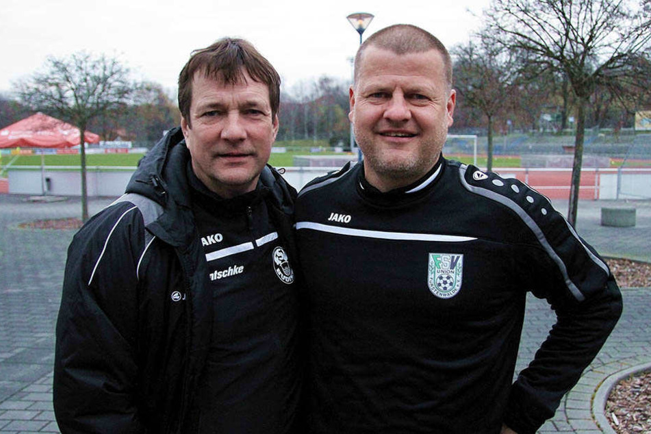 Vorm
Spiel lachten beiden Trainer. Danach freute sich Matthias Maucksch (r.) mit
Fürstenwalde. Torsten Gütschow verließ als Verlierer den Platz.