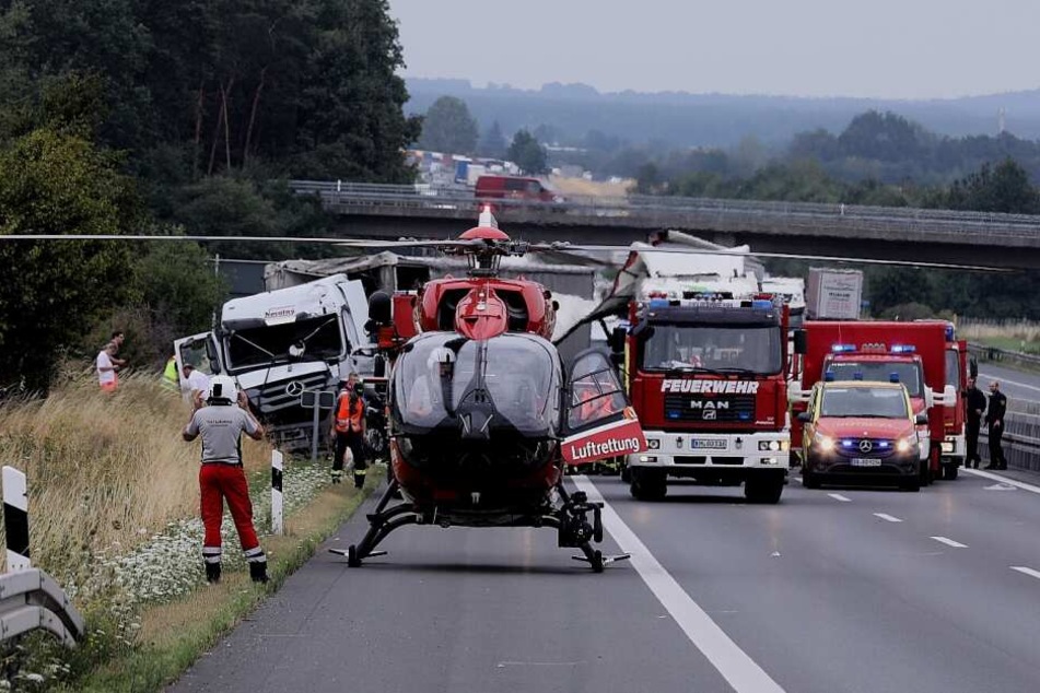 Nach dem schweren Unfall musste der Rettungshubschrauber auf der A4 landen.