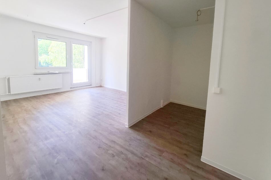 Wohnzimmer mit offener Küche