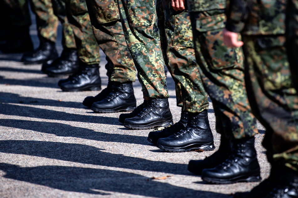 Die Bundeswehr könnte in Zukunft des Öfteren an Schulen zu sehen sein.