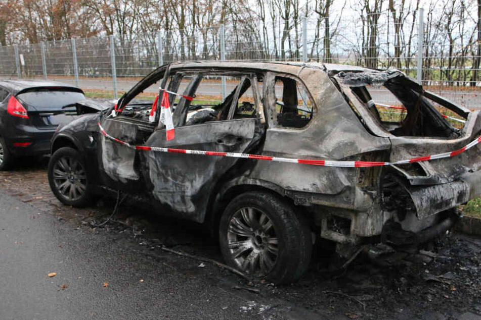 Ein Flatterband wurde um den SUV gespannt.