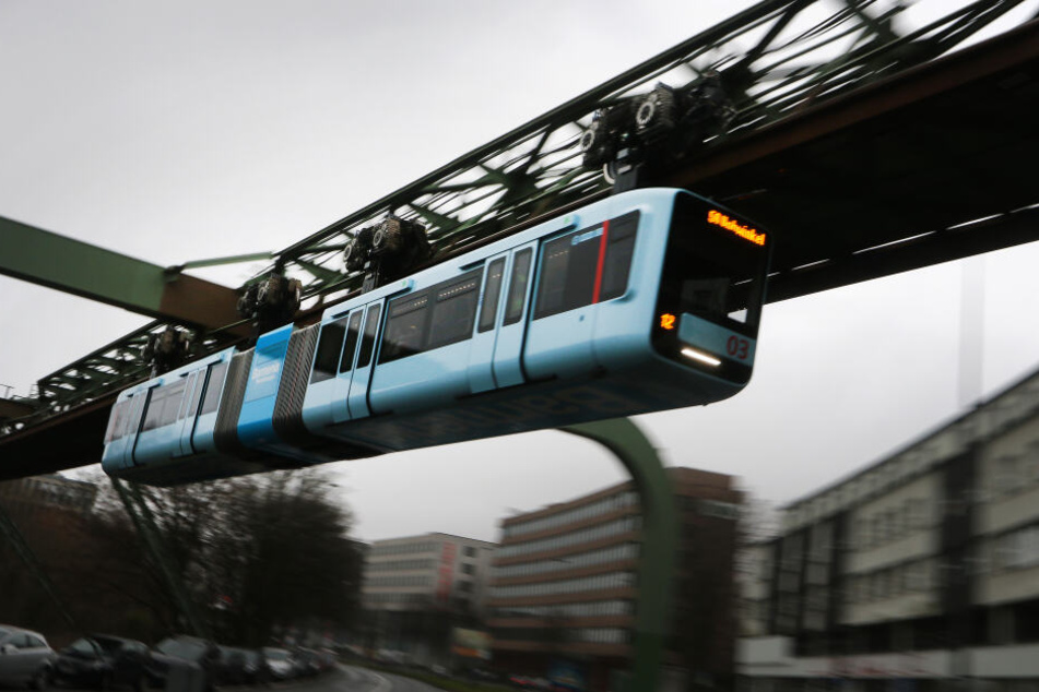 Der reguläre Fahrbetrieb der Wuppertaler Schwebebahn wird erst ab dem Sommer wieder aufgenommen werden können.