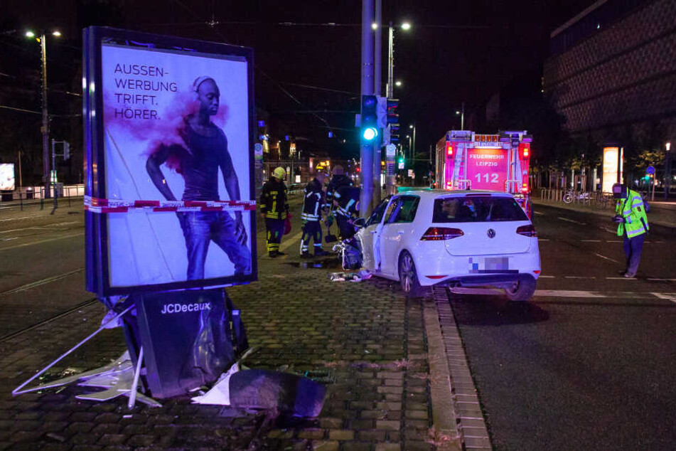 Schild und Auto waren nach dem Crash völlig demoliert.
