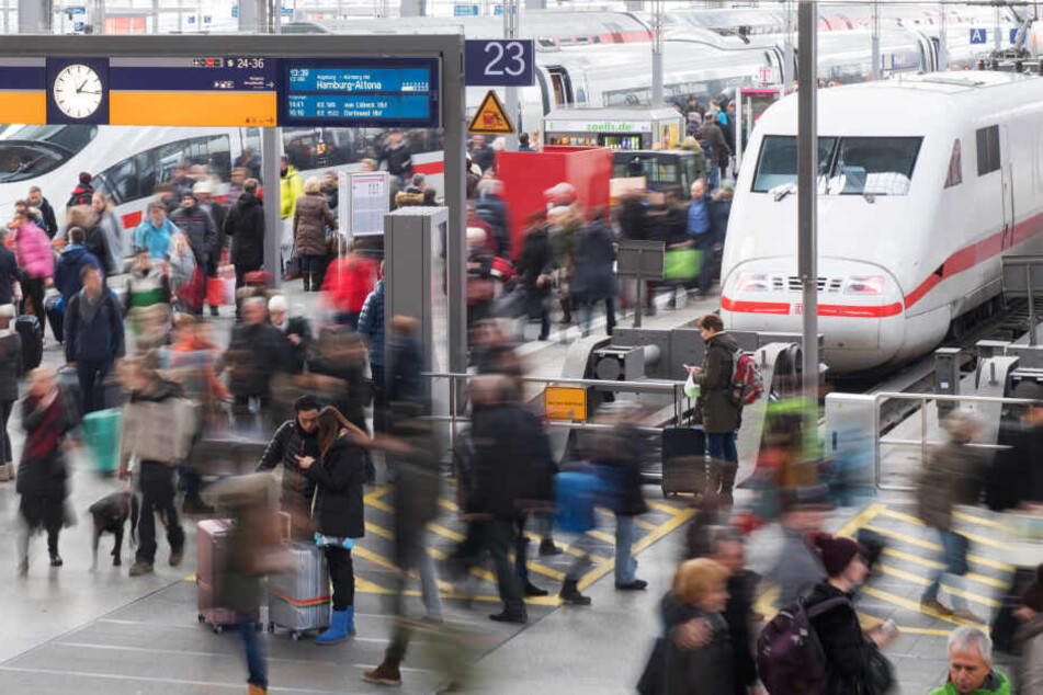 Am Münchner Hauptbahnhof wird eine besondere neue Mitarbeiterin der Deutschen Bahn gefeiert. (Archivbild)