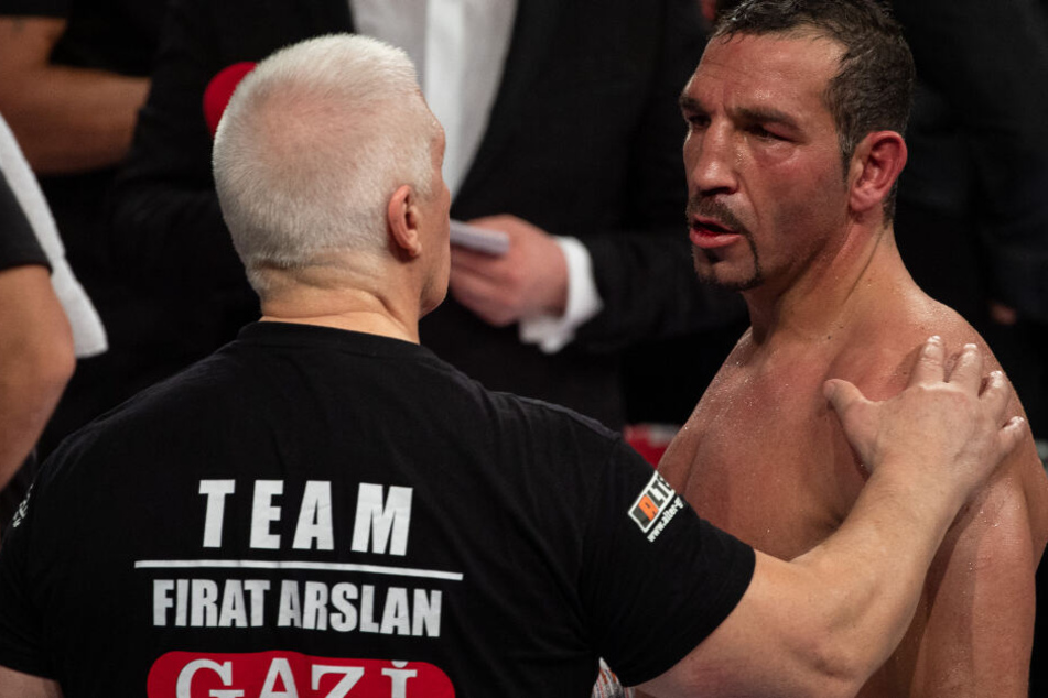 Firat Arslan (rechts) verlor den Kampf in der sechsten Runde durch technischen K.o..