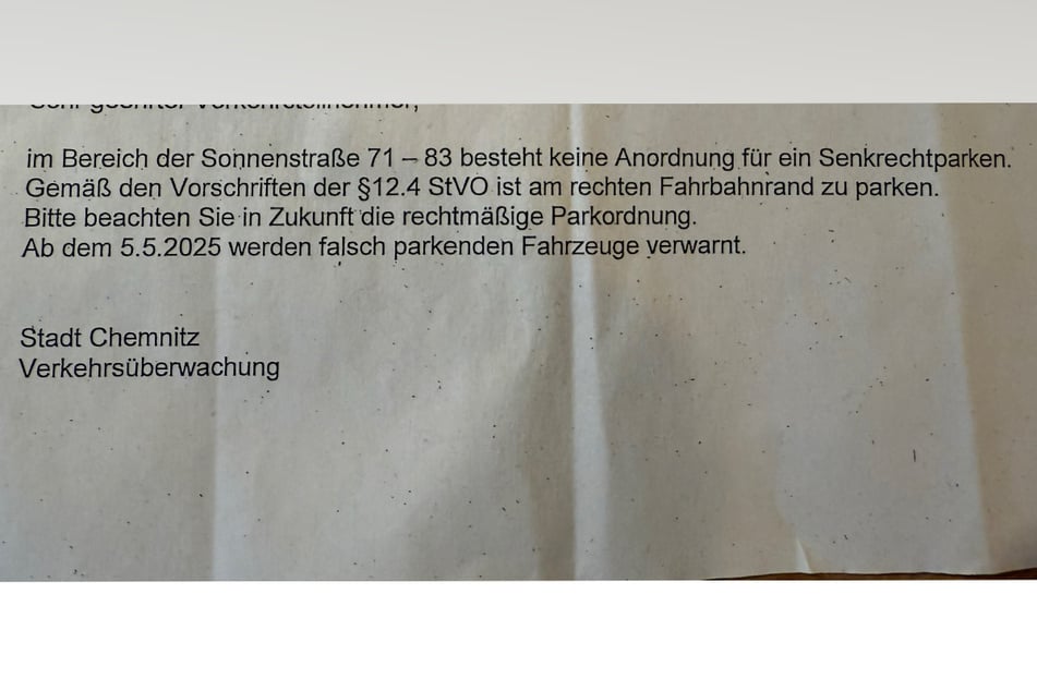 Diese Zettel klemmte das Ordnungsamt an die Windschutzscheiben der Autos.