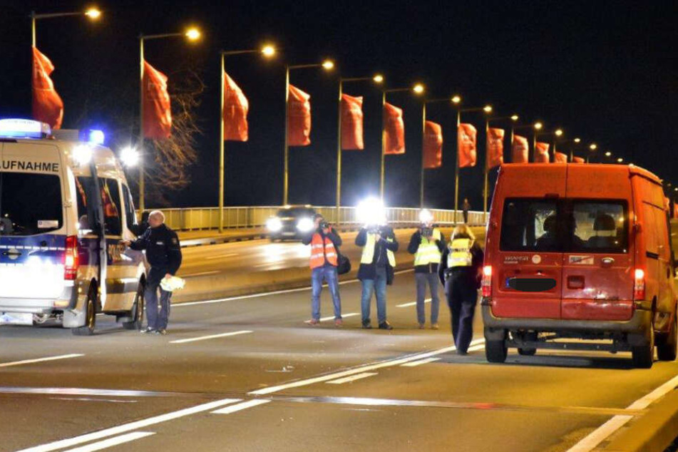 Die Polizei sicherte den Unfallort ab und übernahm die Ermittlungen. Der rote Transporter blieb zunächst auf der Straße stehen.
