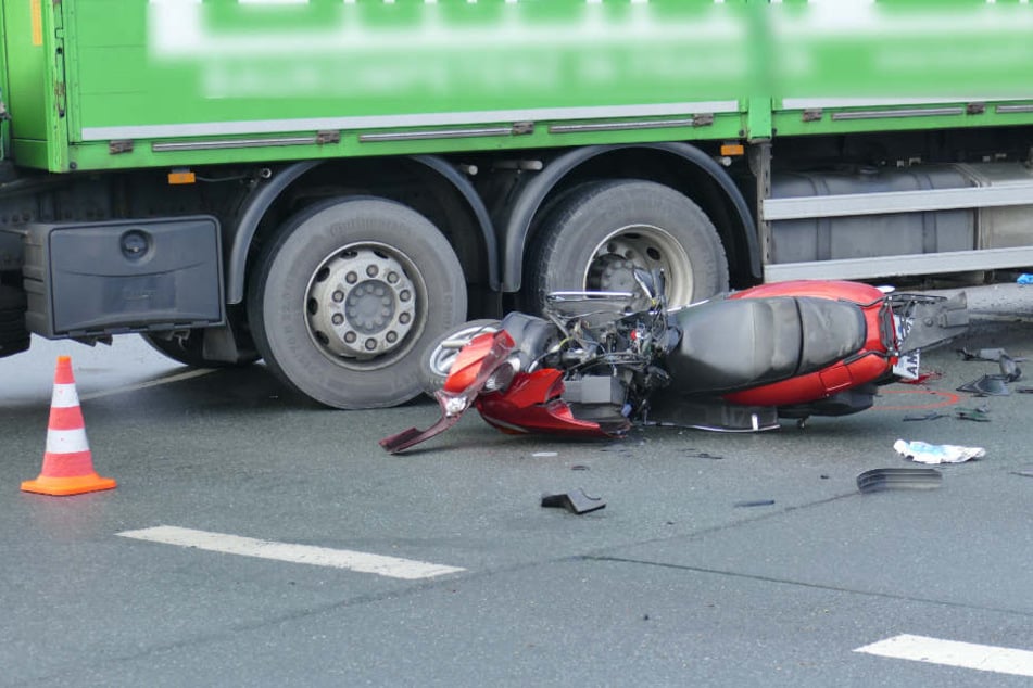 Der Rollerfahrer wurde bei dem Unfall schwer verletzt.