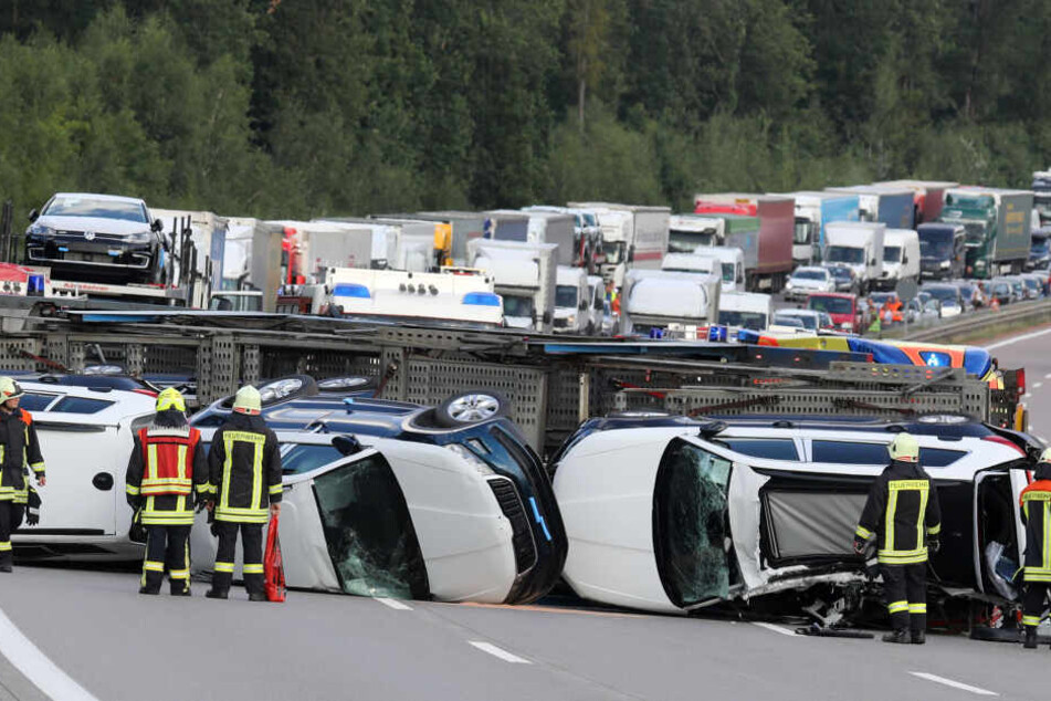 Die Skoda Kodiaq liegen auf der Fahrbahn.