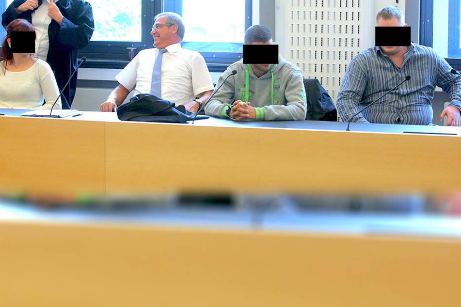 Lisa (21, links) muss sich wegen einer rabiaten Handtaschen-Rückholaktion mit ihren Kumpels Paul (21, 2. v.r) und Kevin (27, rechts) verantworten.