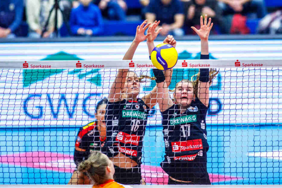 Die Dresdnerinnen Milica Kubura (l.) und Camilla Weitzel strecken sich im Block nach dem Ball.