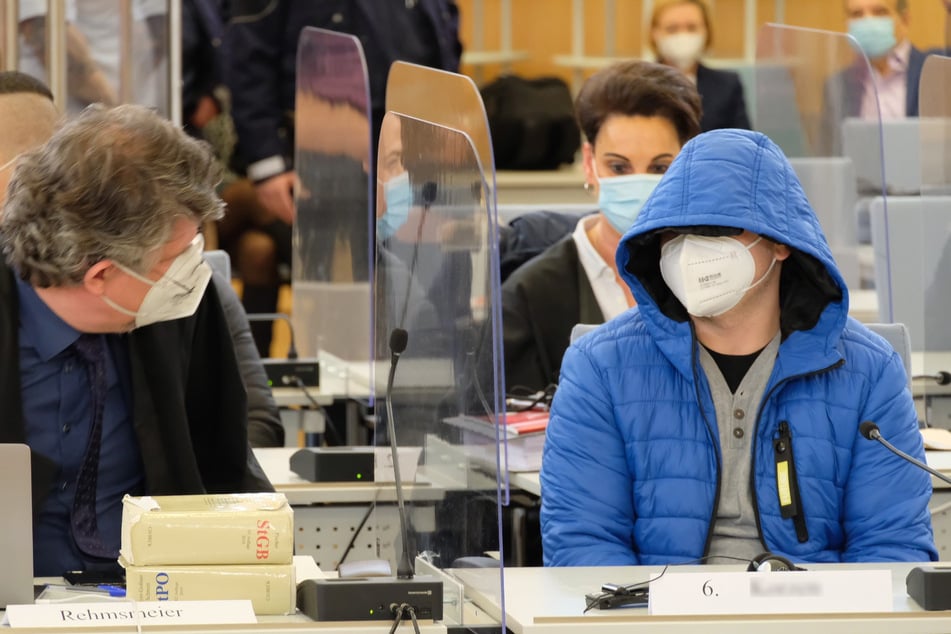 Einer der Angeklagten (rechts) vor Gericht.