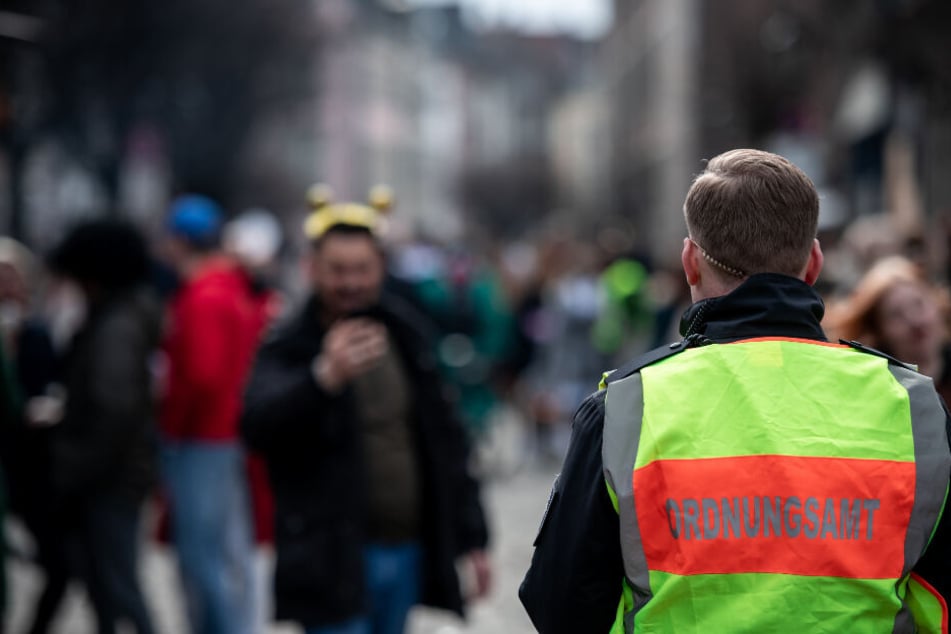 Das Ordnungsamt am Karnevalstag in der Düsseldorfer Altstadt unterwegs.
