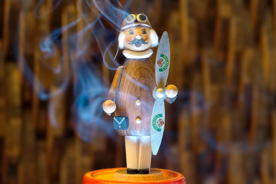 Räuchermännchen Nummer 21 mit Symbolkraft: Der steht für den Blick nach vorn.