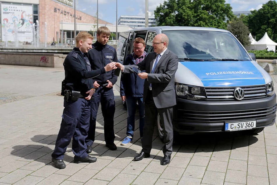 Keine neuen Fahrzeuge, dafür neue Mitarbeiter: Bürgermeister Sven Schulze (47) freut sich über die Personal-Aufstockung.