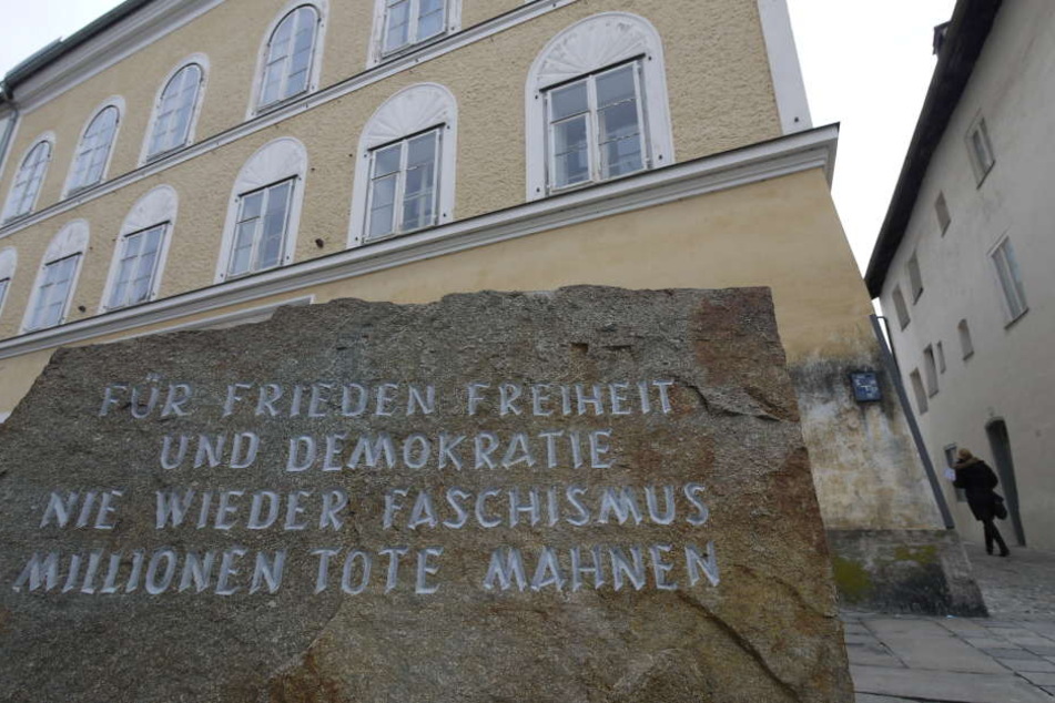 Der Gedenkstein aus dem ehemaligen KZ Mauthausen steht vor dem Hitler-Haus.