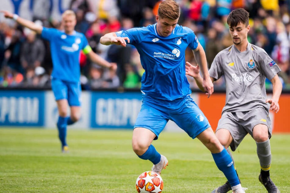 David Otto (mittig im Bild) kämpft für Hoffenheims U19 im Halbfinale der UEFA Youth League gegen einen Spieler des FC Porto um den Ball.