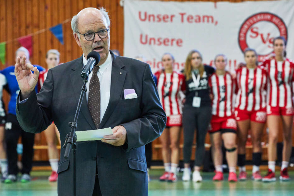Hans-Joachim Grote (CDU), Innenminister von Schleswig-Holstein, spricht bei einer Versammlung gegen Neonazis im Vorfeld eines Handballspiels in Sülfeld.