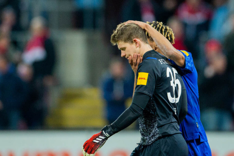 Schalkes Jean-Clair Todibo tröstet seinen Torwart, nachdem ihm ein Ball zum 0:3 durch die Beine gerutscht war. Es sind nicht die Wochen des Alexander Nübels.
