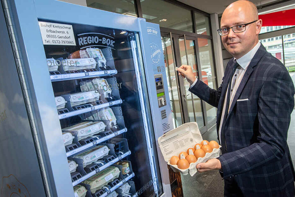 Auch Sparkassen-Sprecher Sven Mücklich (43) und seine Kollegen nutzen das Angebot am Lebensmittel-Automaten regelmäßig.