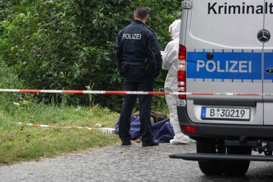 Die genauen Umstände sind noch unklar. Kriminaltechniker untersuchen aktuell den Fundort und die Leiche.