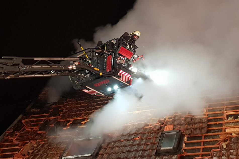 Die Feuerwehr barg einen Toten aus dem Wohnbereich des Gebäudes.