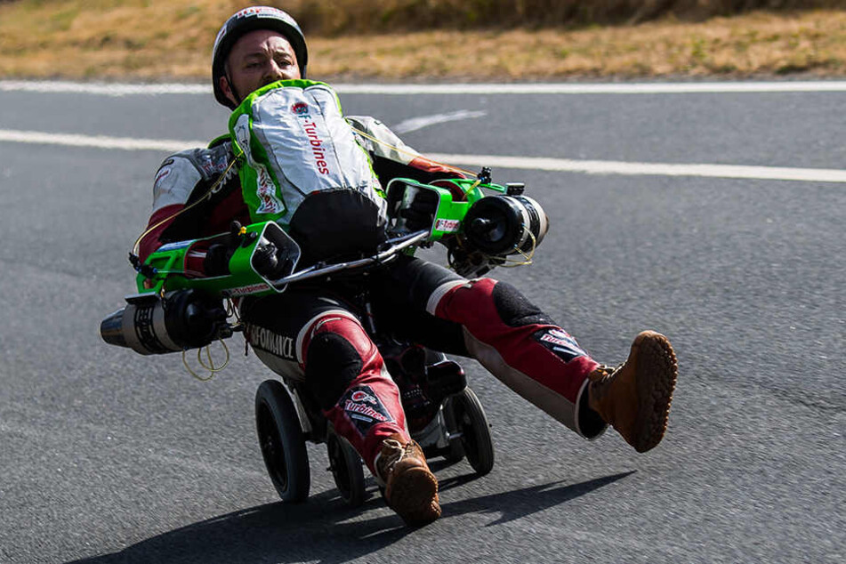Dirk Auer, Extremsportler, fährt mit seinem düsenbetrieben Bobby-Car über die Teststrecke.
