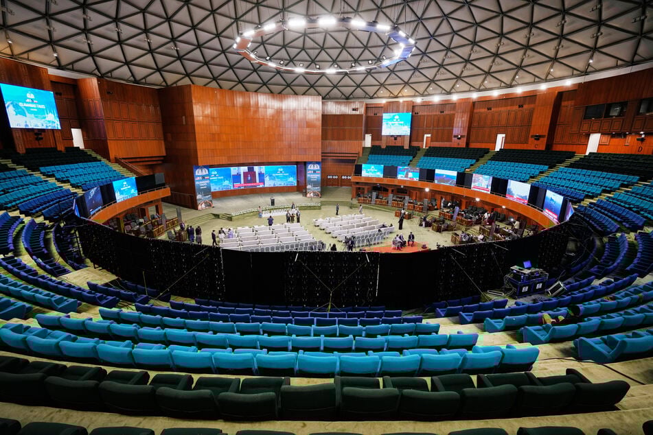 Medienvertreter arbeiten in einem Medienzentrum, das für die Berichterstattung über die Gespräche zwischen den USA und dem Iran eingerichtet wurde.