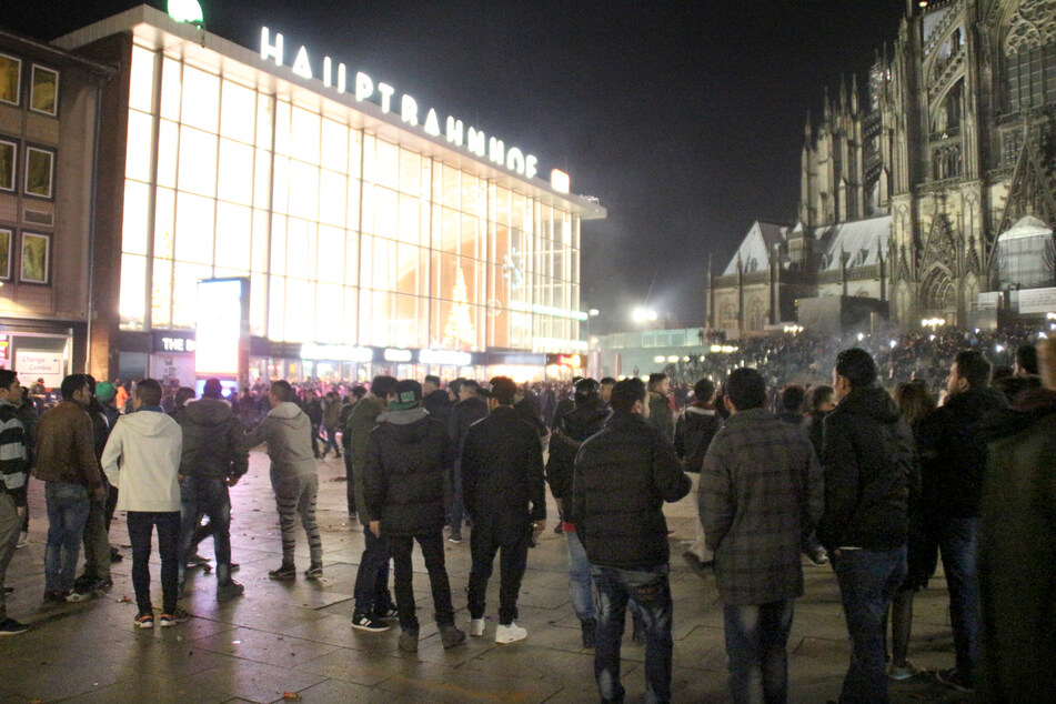 Die Kölner Silvesternacht 2015, in der Frauen belästigt und bestohlen worden waren, bezeichnete einen Wendepunkt in der Flüchtlingsdebatte.