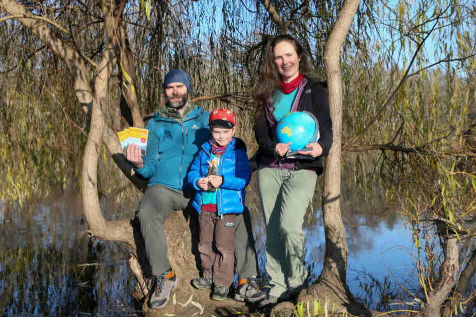 Daniel, Eliah und Katrin führen sich draußen zu Hause - und natürlich am anderen Ende der Welt. Stolz präsentiert Daniel den Reiseführer, den er in Neuseeland recherchierte.