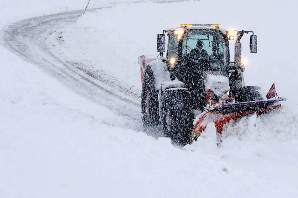 Der Deutsche Wetterdienst (DWD) warnt weiter vor kräftigem Schneefall in Bayern.