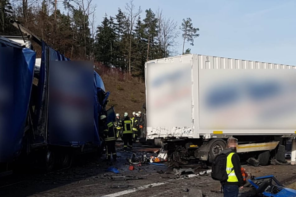 Rettungskräfte bei den verunfallten Lastwagen.